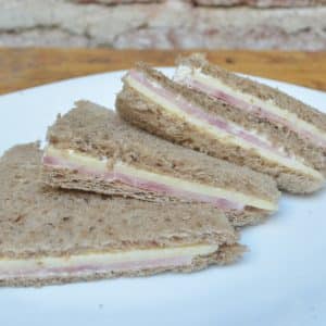 Sandwich Jamon Y Queso Pan Negro
