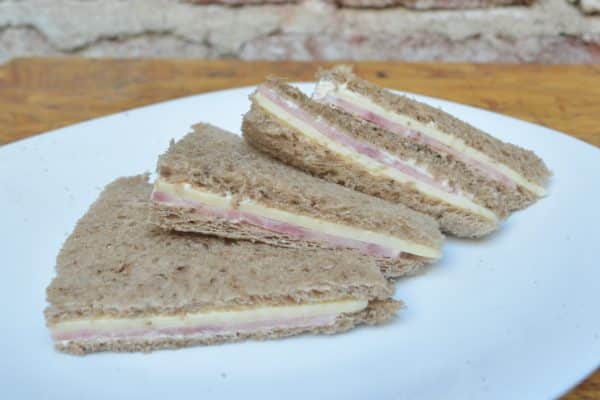 Sandwich Jamon Y Queso Pan Negro